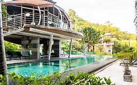Private Apartment At Emerald Terrace